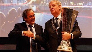 Ámsterdam recibe el trofeo de la Europa League