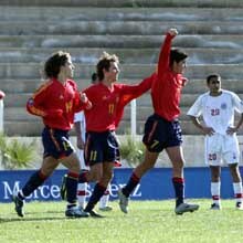 Carlos Carmona (derecha) es felicitado tras marcar