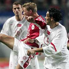 Jon Dahl Tomasson  marcó de penalti