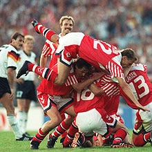 La selección danesa celebrando la victoria frente a Alemania en la final de la Eurocopa de 1992