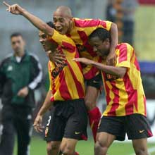 Vitorino Hilton celebra un tanto con el Lens ante el Cluj