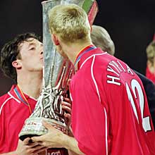Robbie Fowler (izquierda) y Sami Hyypiä disfrutando de la victoria
