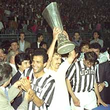 Sergei Aleinikov con el trofeo de campeón